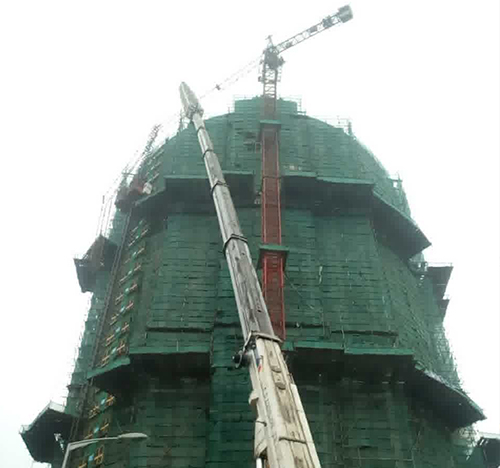 池州吊车在工地上作业